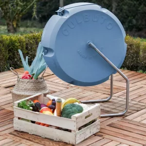 Culbuto-composteur rotatif C50 et cagette de légumes frais.